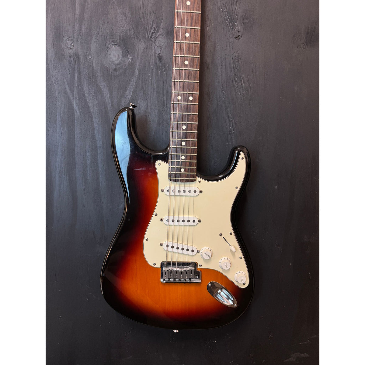 Used 2006 Fender American Stratocaster Sunburst in Hardcase